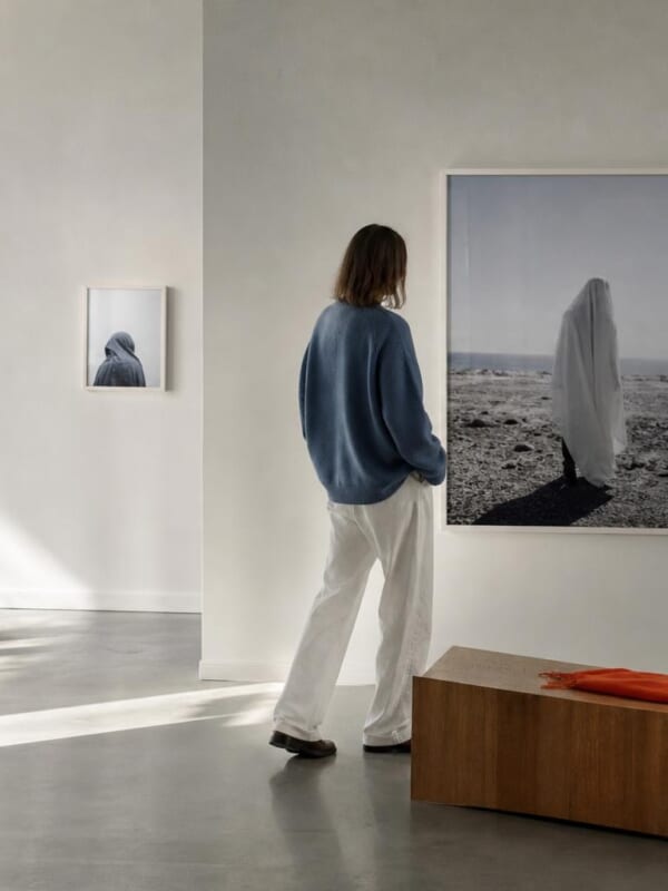 白い壁に写真が飾られた、静かな現代アートのギャラリー