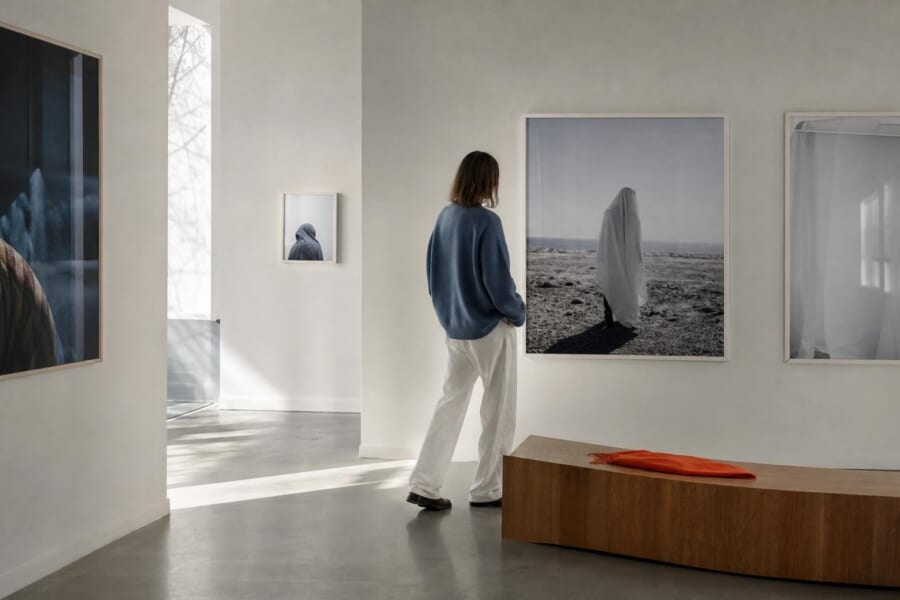 白い壁に写真が飾られた、静かな現代アートのギャラリー