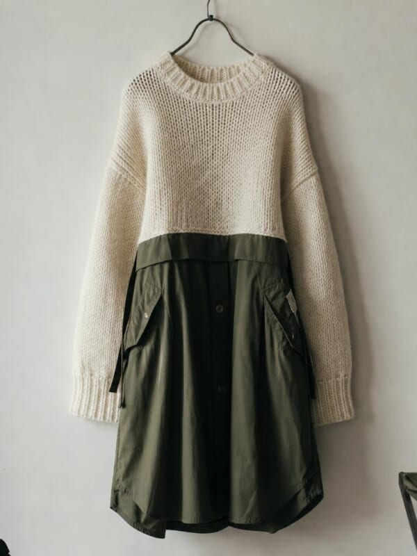 上半分がアイボリーのニット、下半分がオリーブのナイロンのシャツドレスでできた、つなぎ合わせの服