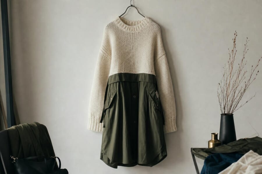 上半分がアイボリーのニット、下半分がオリーブのナイロンのシャツドレスでできた、つなぎ合わせの服