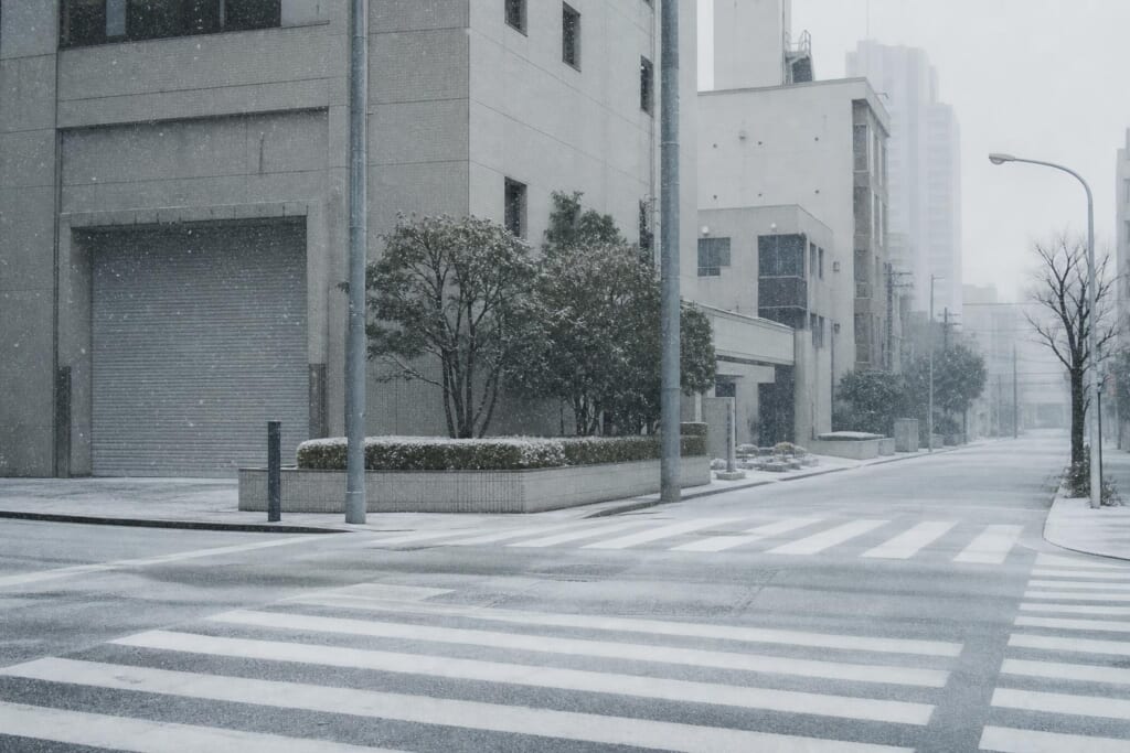 薄く雪が積もった、人のいない都市の交差点
